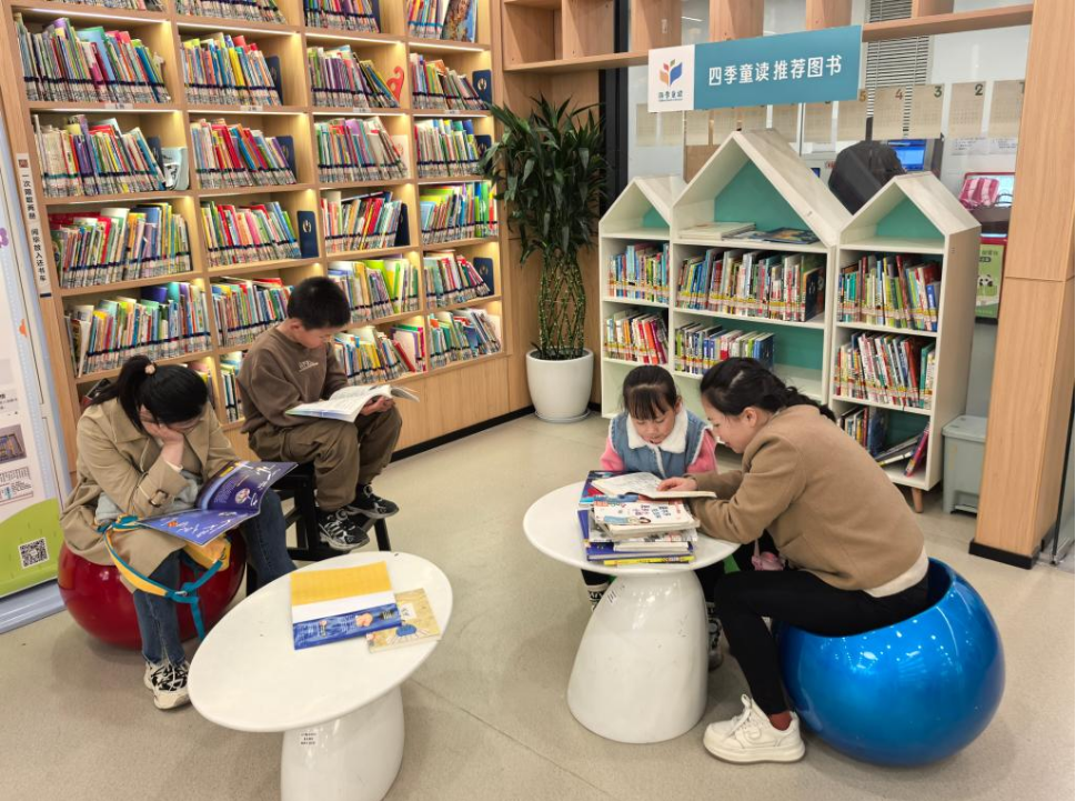 光明日报：家长孩子共同“息屏”，也要保证高质量陪伴  第1张