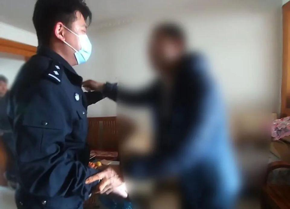 派出所里男子叫板民警：“不要拦我！”  第1张